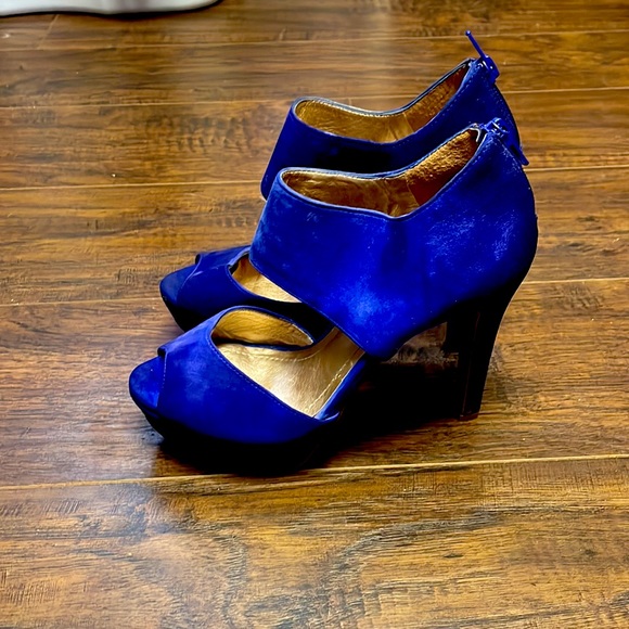 👠 Gorgeous Blue Suede BCBG Heel - Picture 3 of 4